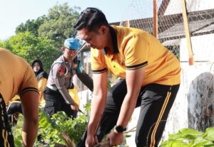 Polda Jatim Kerja Bakti Serentak Dukung Gerakan Indonesia Asri