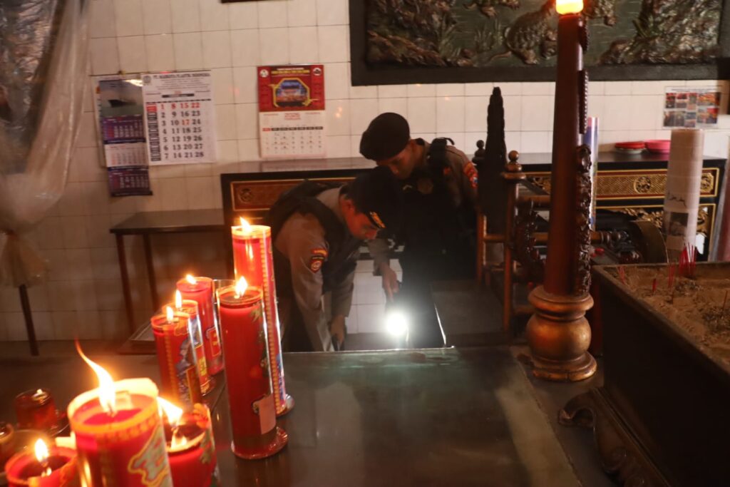 Berikan Rasa Aman Perayaan Imlek, Polres Pelabuhan Tanjung Perak Sterilisasi Klenteng. 