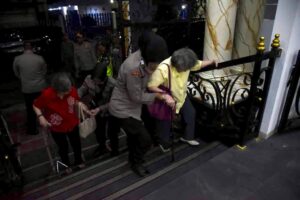 Polwan Polres Bondowoso Humanis, Jemaat Imlek di Vihara Ariya Maitera Merasa Aman dan Nyaman