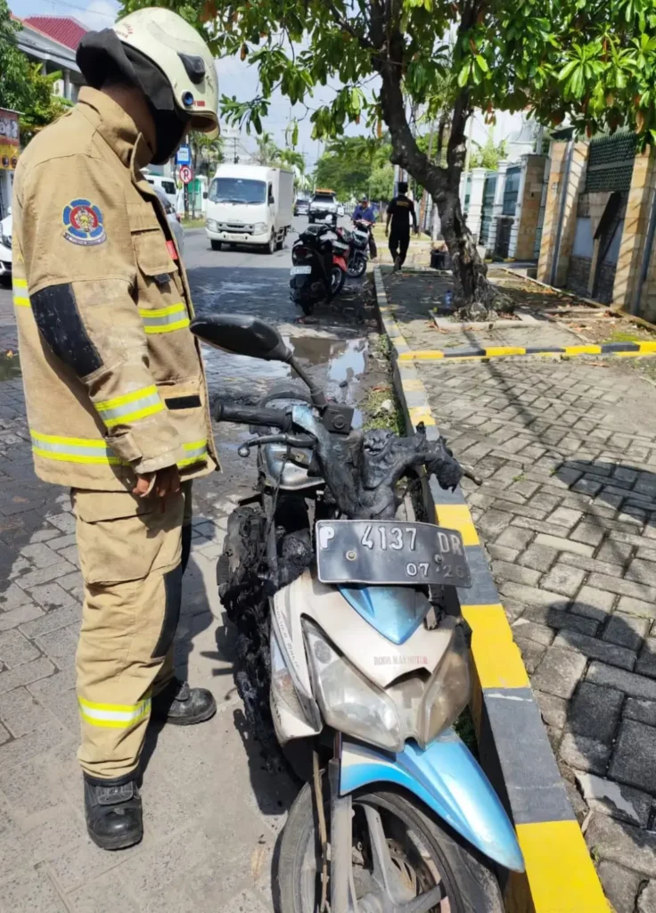 Motor Matik Terbakar di Surabaya, Pengendara Selamat