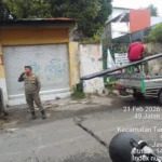 Satpol PP Kota Surabaya Tindak Tegas Pemasangan Tiang Fiber Star Ilegal