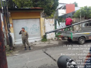 Satpol PP Kota Surabaya Tindak Tegas Pemasangan Tiang Fiber Star Ilegal