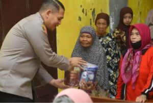 Polri Peduli, Kapolres Bondowoso Turun Langsung Salurkan Bantuan ke Panti Jompo