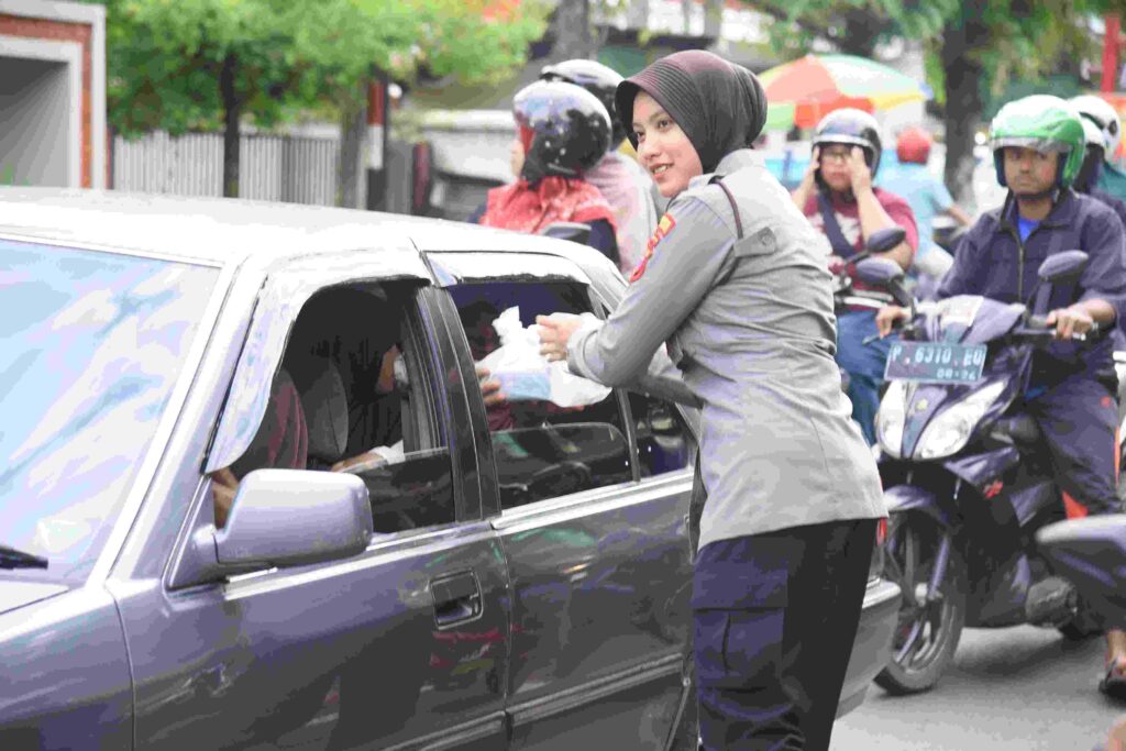 Semangat Ramadhan, Polwan Polres Bondowoso Tebar 500 Takjil di Pasar Induk