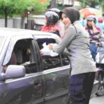 Semangat Ramadhan, Polwan Polres Bondowoso Tebar 500 Takjil di Pasar Induk