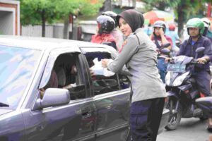 Semangat Ramadhan, Polwan Polres Bondowoso Tebar 500 Takjil di Pasar Induk