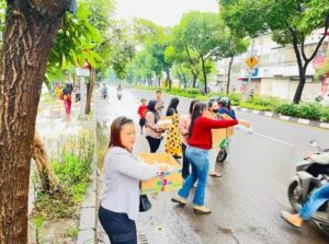 Ramadhan Penuh Berkah, Crew 136 Bagikan Ratusan Takjil Gratis