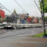 Angin Kencang Tumbangkan Tiang Listrik di Taman Sidoarjo
