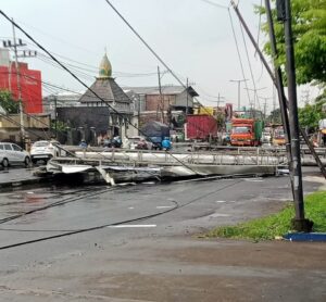 Angin Kencang Tumbangkan Tiang Listrik di Taman Sidoarjo
