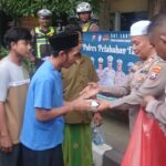 Kasat lantas Polres Tanjung perak berbagi berkah