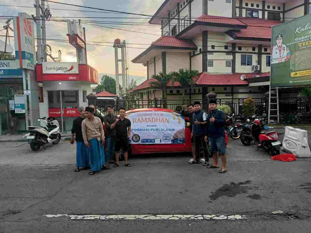 Media Informasi Publik Bagikan 300 Takjil di Jalan Kedung Cowek Surabaya