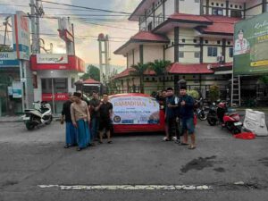 Media Informasi Publik Bagikan 300 Takjil di Jalan Kedung Cowek Surabaya