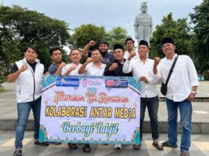 Kolaborasi Tiga Media Bagikan 500 Takjil Gratis di Taman Apsari Surabaya