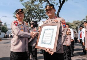 Berhasil Bongkar Curanmor dan Penipuan Mobil, Anggota Polrestabes Surabaya Dapat Penghargaan
