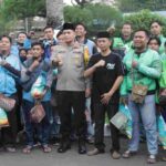 Jelang Magrib, Polres Bondowoso dan PKDI Sapa Ojol dengan Takjil Gratis
