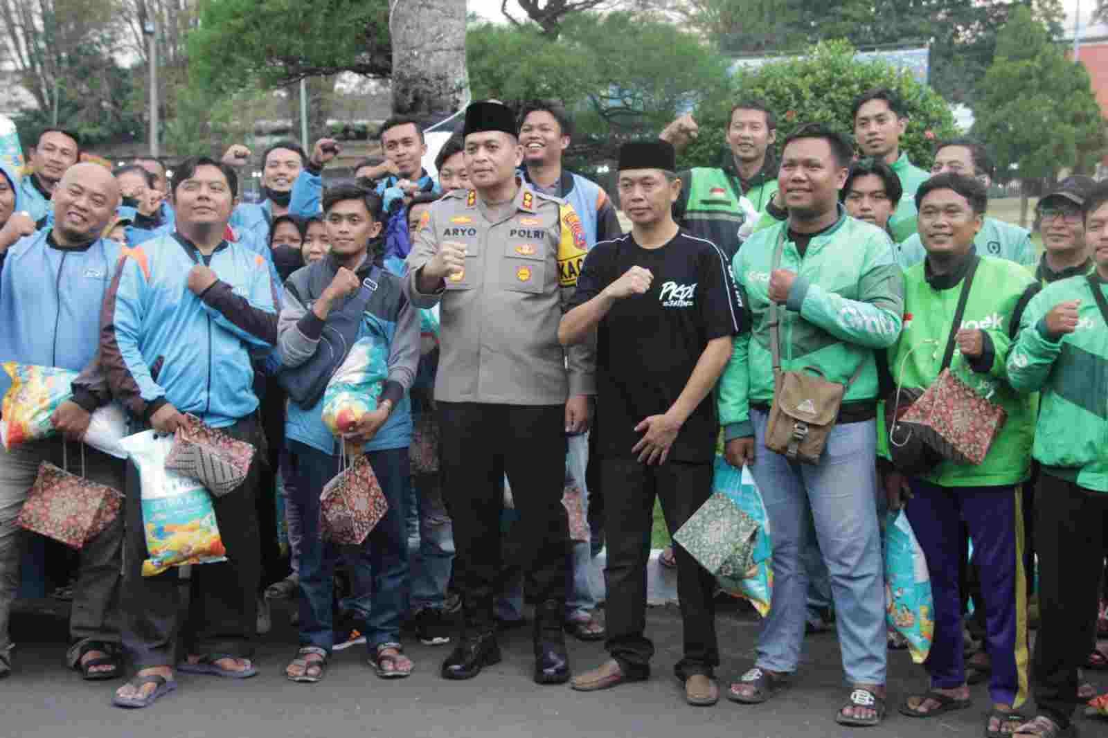 Jelang Magrib, Polres Bondowoso dan PKDI Sapa Ojol dengan Takjil Gratis