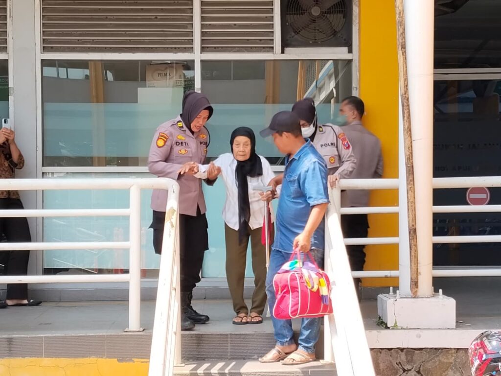Humanis! Polwan Polresta Sidoarjo Bantu Lansia Pemudik di Terminal Purabaya
