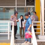 Humanis! Polwan Polresta Sidoarjo Bantu Lansia Pemudik di Terminal Purabaya