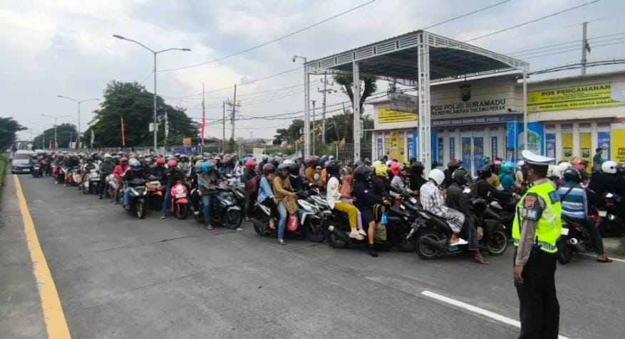 Suramadu Diserbu Pemudik, Polisi Ambil Diskresi Demi Cegah Kemacetan Parah!