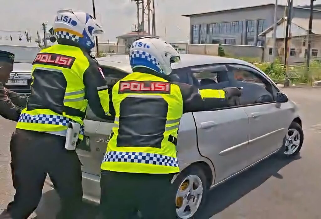 Mobil Mogok di Jalur Contraflow Sembayat, Polisi Gerak Cepat Selamatkan Pemudik
