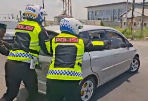 Mobil Mogok di Jalur Contraflow Sembayat, Polisi Gerak Cepat Selamatkan Pemudik
