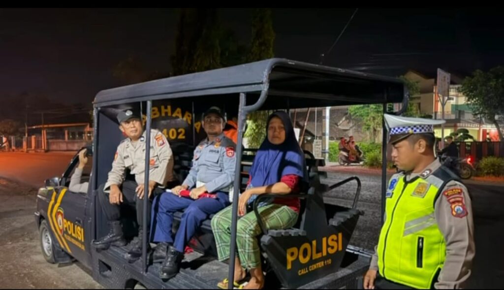 Kisah Haru di Arus Mudik, Polisi Ngawi Bantu Pemudik Disabilitas Pulang
