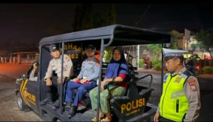 Kisah Haru di Arus Mudik, Polisi Ngawi Bantu Pemudik Disabilitas Pulang