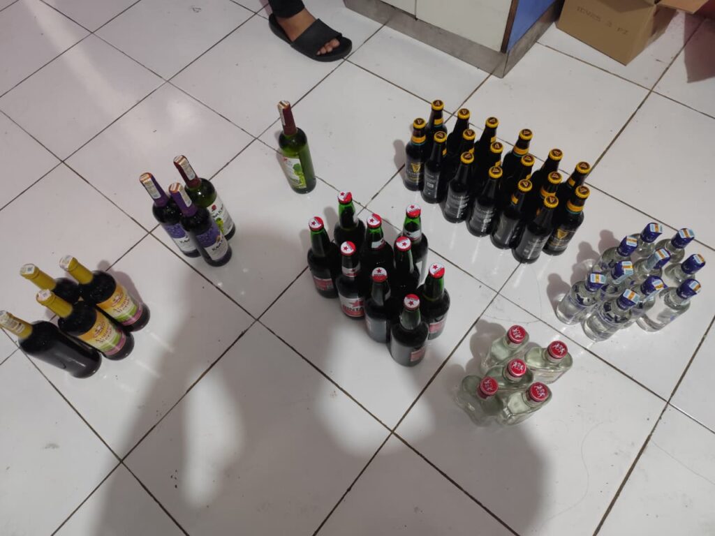 Heboh! Karaoke di Gresik Digerebek, 16 Orang Diciduk dan Miras Berserakan