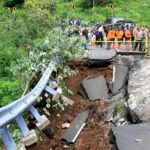 Dini Hari Mencekam! Jembatan ke Air Terjun Madakaripura Ambruk, Akses Ditutup