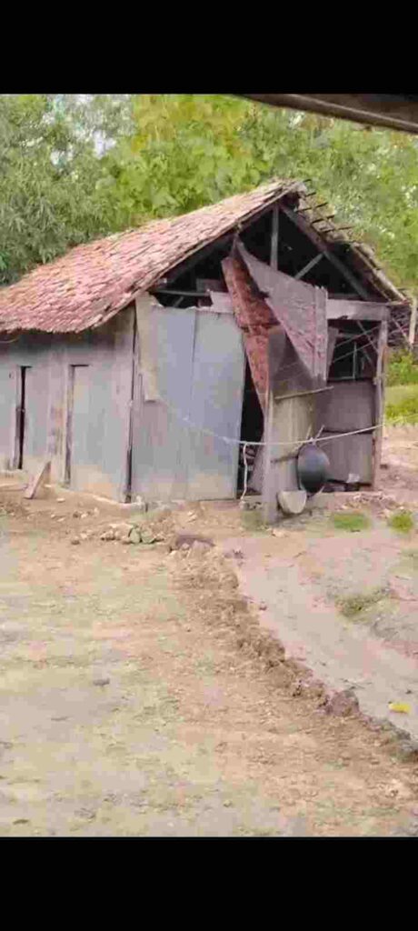 Angin Puting Beliung Terjang Dusun Rabasan Timur Camplong Sampang, Rumah Warga Rusak – Masyarakat Harap Pemerintah Segera Turun Tangan