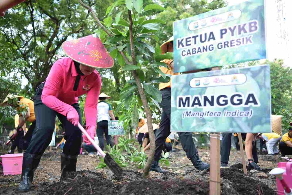 Polres Gresik dan Bhayangkari Tanam Pohon Produktif, Wujudkan Lingkungan Hijau dan Sejuk