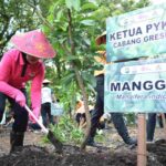 Polres Gresik dan Bhayangkari Tanam Pohon Produktif, Wujudkan Lingkungan Hijau dan Sejuk