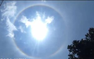 Langit Sampang Dihiasi “Cincin Pelangi”, Fenomena Halo Matahari Bikin Warga Takjub!