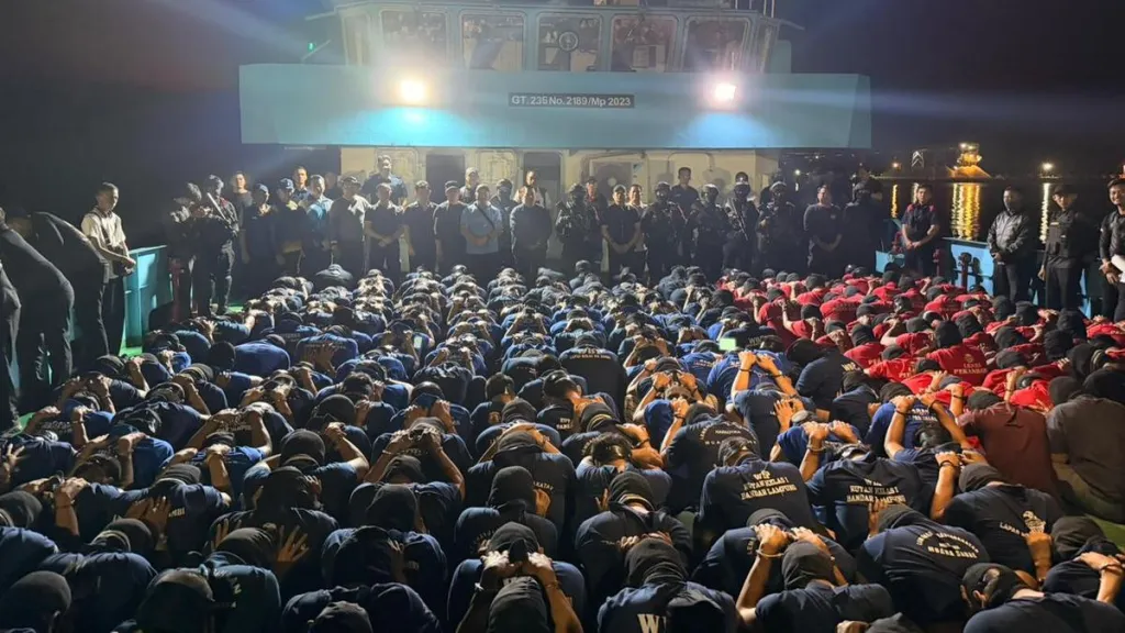 Potret Ratusan Napi High Risk Saat Dipindah ke Nusakambangan