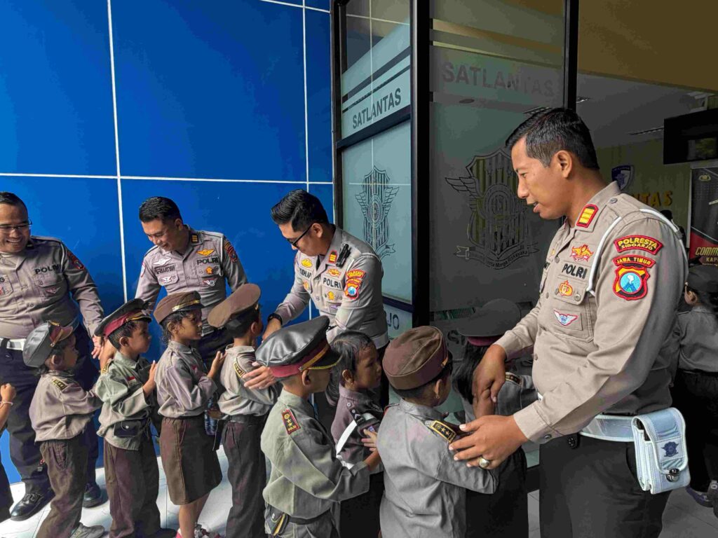 Polisi Sahabat Anak, Satlantas Polresta Sidoarjo Edukasi Tertib Lalu Lintas Sejak Dini
