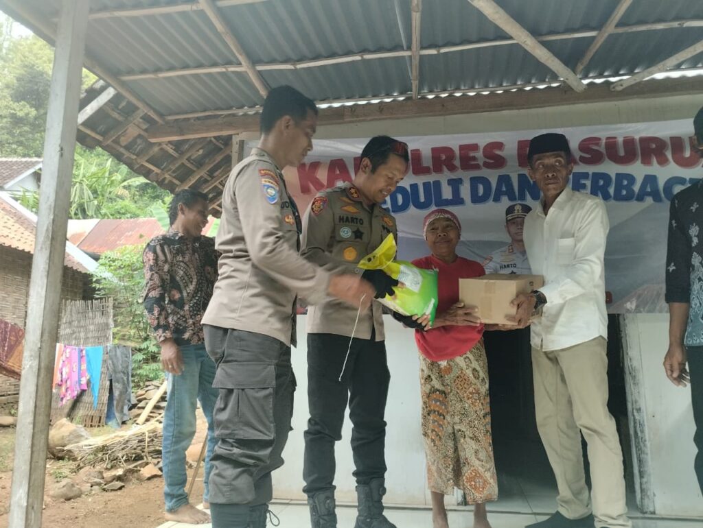 Kapolres Pasuruan Blusukan Salurkan Bansos untuk Warga Kurang Mampu