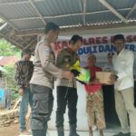 Kapolres Pasuruan Blusukan Salurkan Bansos untuk Warga Kurang Mampu