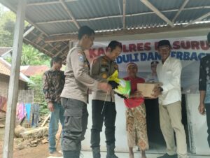 Kapolres Pasuruan Blusukan Salurkan Bansos untuk Warga Kurang Mampu