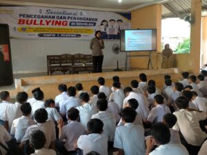 Polres Ngawi Sosialisasi Anti Bullying dan Bahaya Narkoba di SMPN 1 Geneng