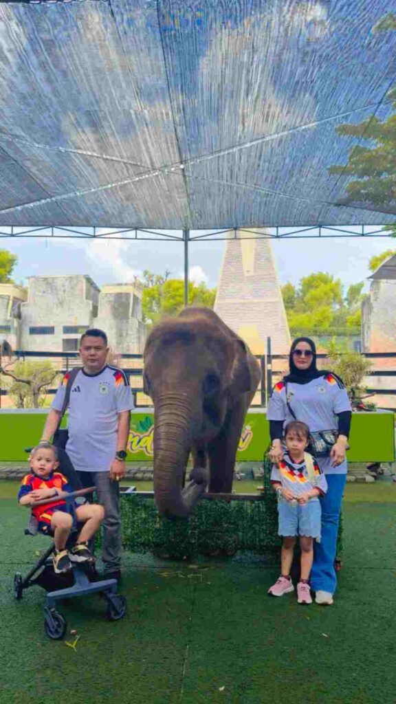 Ketum AMI Rayakan Ultah Putra di Maharani Zoo Lamongan