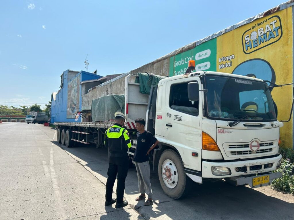 Korlantas Polri Tindak Truk Sumbu 3 di Jalur Pantura dengan ETLE Drone