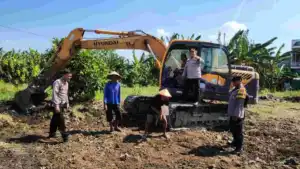 Polres Pelabuhan Tanjungperak Datangkan Alat Berat Bantu Petani Olah Lahan Pascapanen