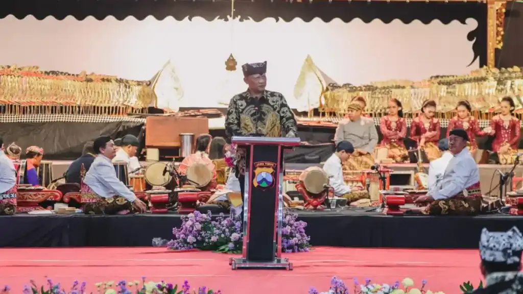 Kapolda Jatim Gaungkan Semangat Jogo Jawa Timur di Pagelaran Wayang Kulit Hari Bhayangkara ke – 80