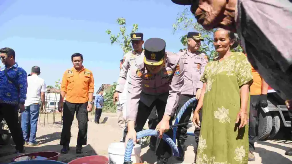 Polres Bondowoso Salurkan Air Bersih ke 20 Dusun Terdampak Kekeringan
