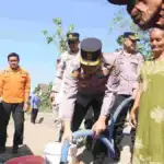 Polres Bondowoso Salurkan Air Bersih ke 20 Dusun Terdampak Kekeringan