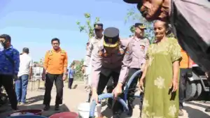 Polres Bondowoso Salurkan Air Bersih ke 20 Dusun Terdampak Kekeringan