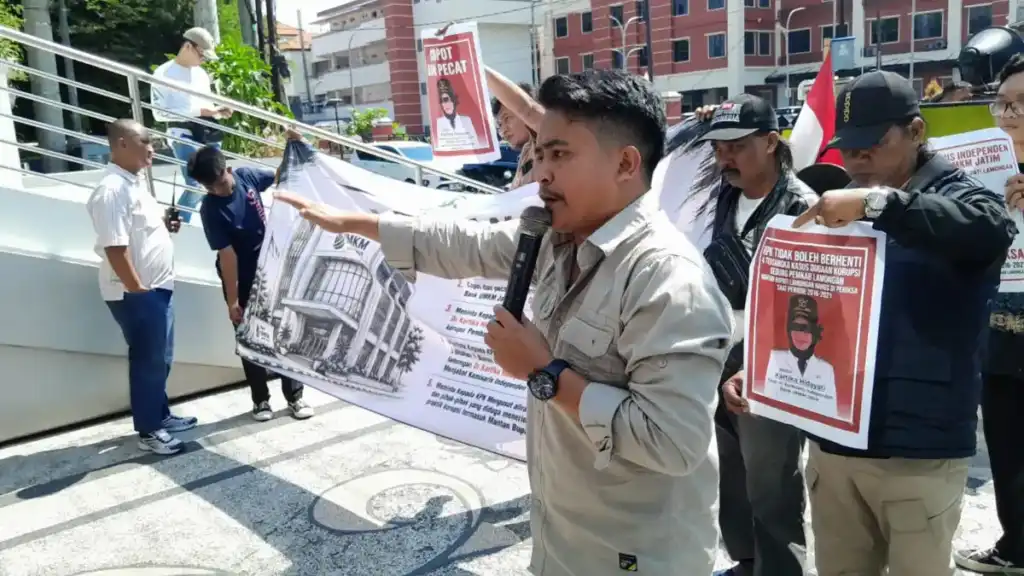 Dinilai “Mandul” dan Tutup Mata, Unjuk Rasa Jejak Jatim Desak Pencopotan Komisaris Bank UMKM Jatim Berakhir Deadlock
