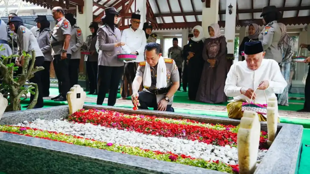 Kapolri Ziarah ke Makam Gus Dur di Tebuireng Jelang Hari Bhayangkara ke-80