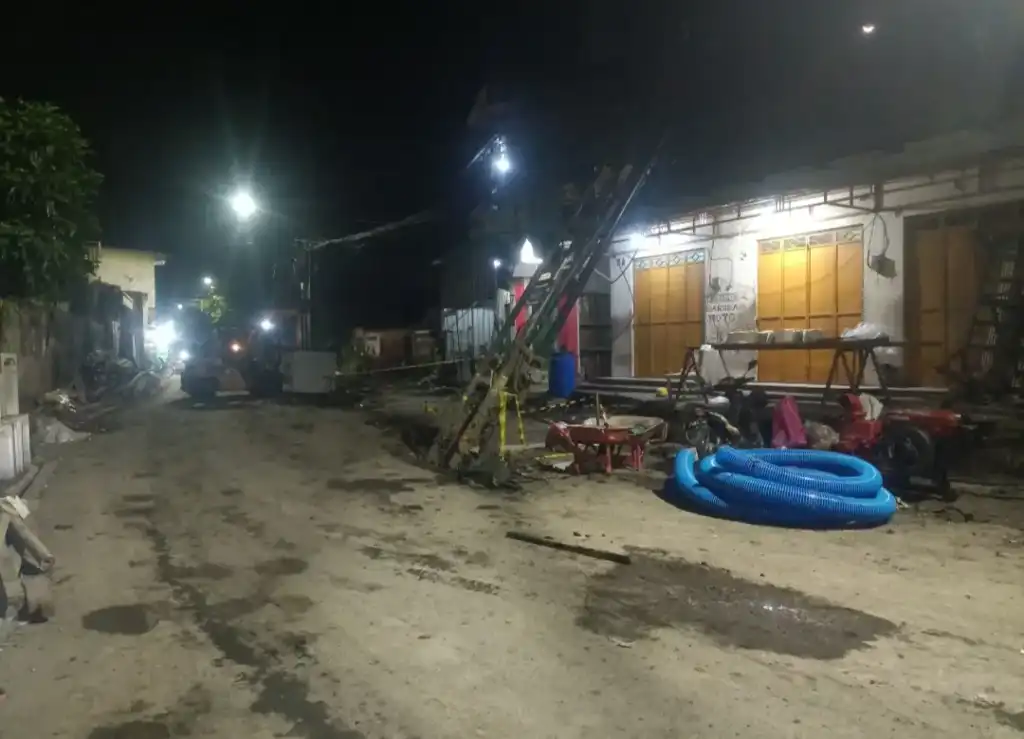 Tiang Wifi Nyaris Roboh di Lokasi Proyek Gorong-Gorong Tenggumung Surabaya