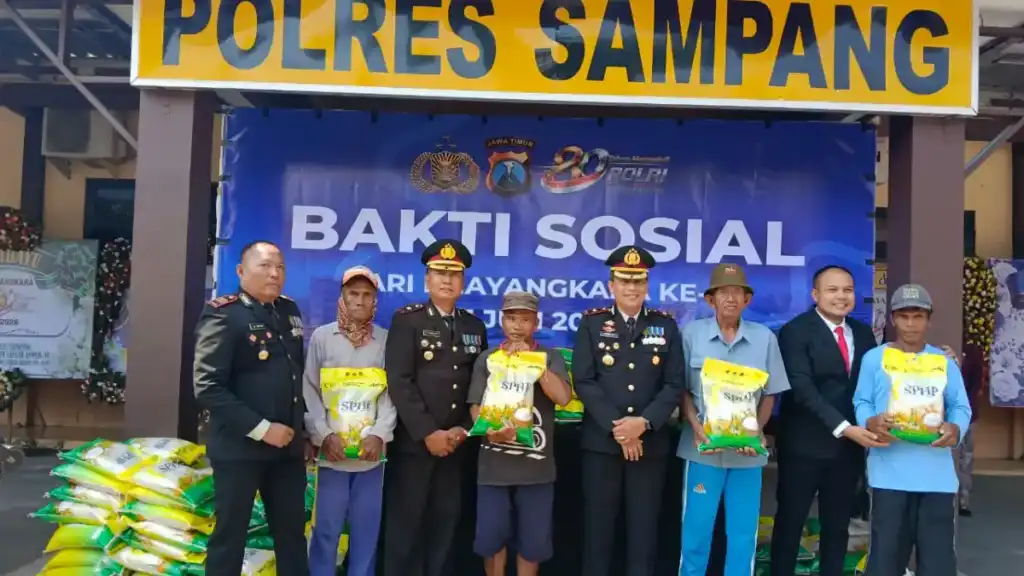 Polres Sampang Salurkan 300 Sak Beras SPHP kepada Masyarakat dalam Rangka HUT Bhayangkara ke-80